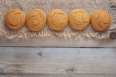 Tahta masadaki yulaf ezmesi kurabiyelerinin tam üstünde, kopya alanı olan üst görünüm