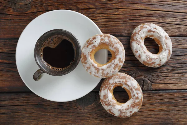 Tasse Kaffee Und Glasierte Bagels Auf Holzgrund Draufsicht — Stockfoto