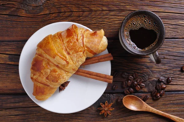 Croissant Xícara Café Fundo Madeira Vista Superior — Fotografia de Stock