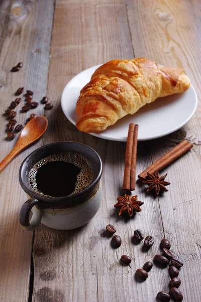 Croissant Filiżanka Kawy Starym Drewnianym Stole — Zdjęcie stockowe
