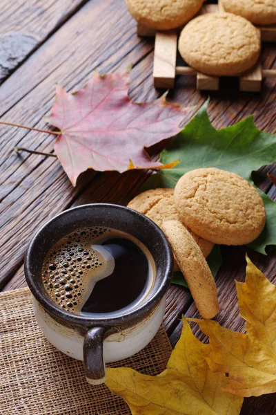 Copa Galletas Café Avena Mesa Madera Con Hojas Arce Otoño — Foto de Stock