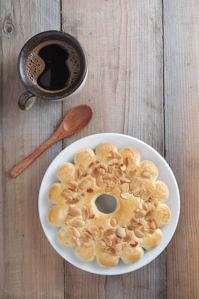 Fıstıklı Kurabiye Yüzüğü Ahşap Masada Bir Fincan Kahve — Stok fotoğraf