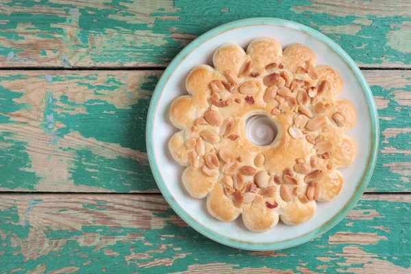 Shortbread Ring Cookie Mit Erdnüssen Auf Einem Teller Auf Altem — Stockfoto