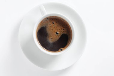 Beyaz arka planda nefis bir fincan sıcak kahve, üst manzara.