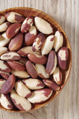 Brezilya fıstıklarının eski ahşap arka planda yüksek açılı görüntüsü