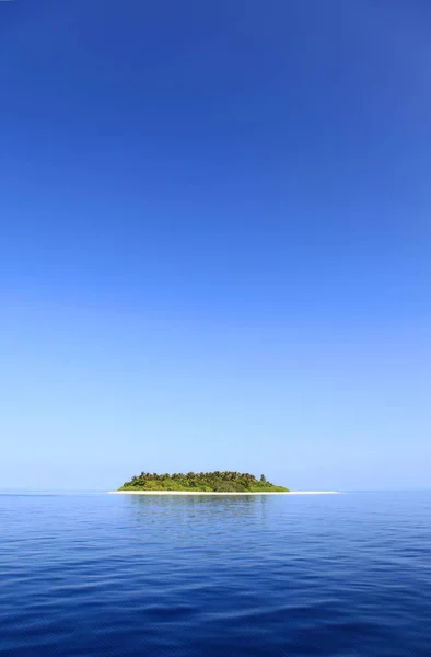 Eine Kleine Insel Komplett Wolkenlos 免版税图库照片