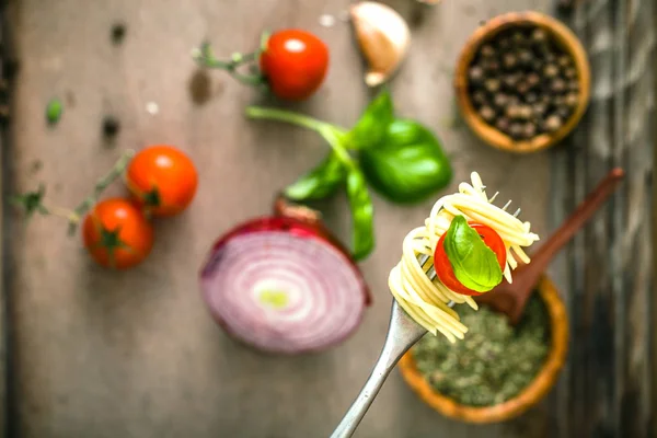 Cucina Italiana Pasta Sulla Forchetta Pasta Con Olio Oliva Aglio — Foto Stock