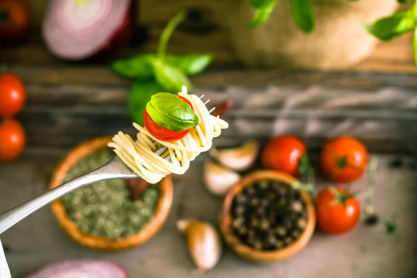 イタリア料理 フォークでパスタ オリーブ オイル ニンニク バジルとトマトのパスタ トマト スパゲッティ — ストック写真