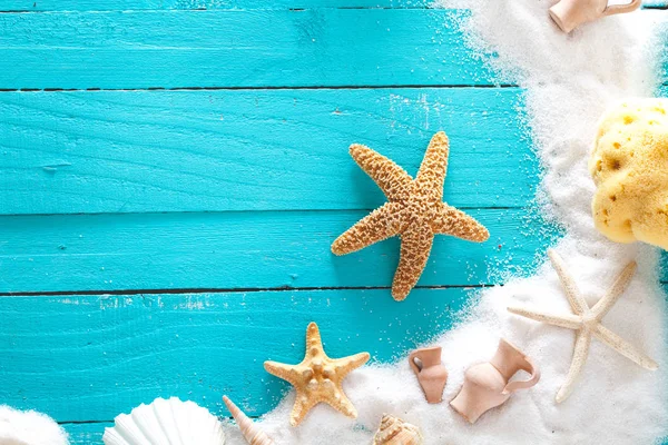 夏天的背景木制背景 白色的沙子和贝壳 海星和沙子 假日背景 — 图库照片