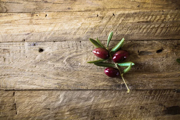 Oliven Auf Olivenzweig Holztisch Mit Oliven — Stockfoto