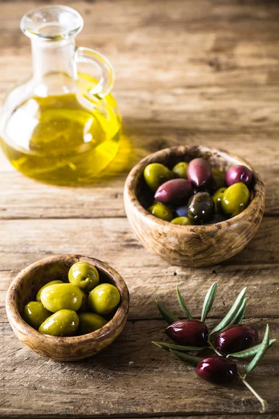 橄榄橄榄分支上 木桌和橄榄和橄榄油 — 图库照片