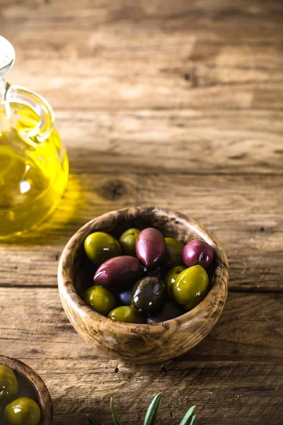 Olijven Olijftak Houten Tafel Met Olijven Olijfolie — Stockfoto