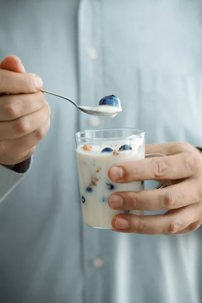 Variedad Desayuno Saludable Yogur Con Frutas Semillas Hombre Con Desayuno —  Fotos de Stock
