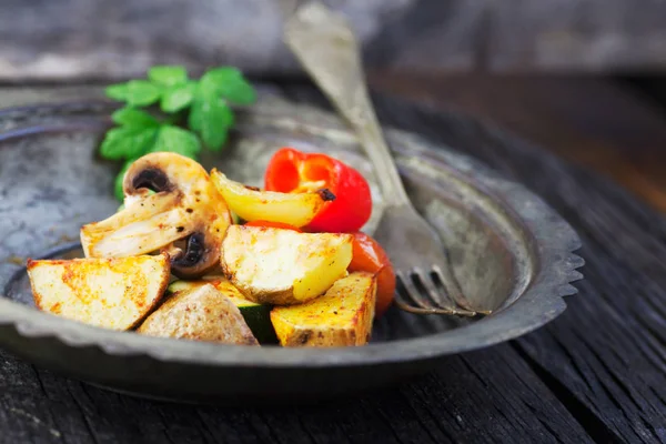 Vegetarisk Matlagning Ekologiska Rostade Bakade Grönsaker Vintage Miljö Potatis Paprika — Stockfoto