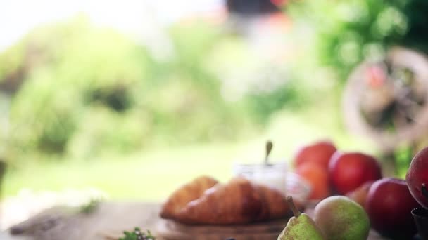 Frühstück Auf Dem Tisch Croissants Und Früchte Schön Servierter Tisch — Stockvideo