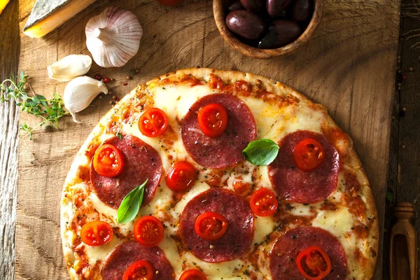 Fresh Italian Pizza Wood Pizza Cheese Salami Tomatoes Fast Food — Stock Photo, Image