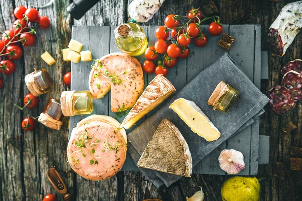 奶酪和萨拉米香肠 在木头上的奶酪 类型的奶酪和香肠 — 图库照片