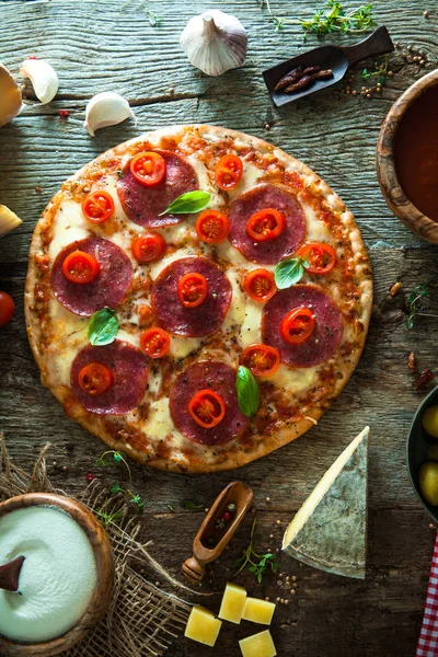 Fresh Italian Pizza Wood Pizza Cheese Salami Tomatoes Fast Food — Stock Photo, Image