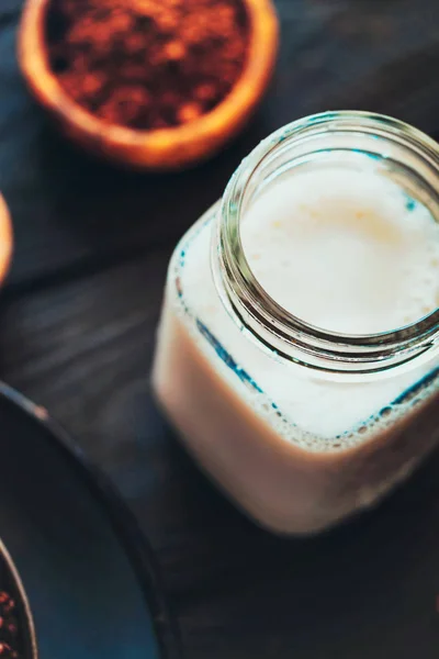 Gesunde Frühstücksvielfalt Müsli Mit Kakao Und Milch Mandelmilch Mit Getreide — Stockfoto