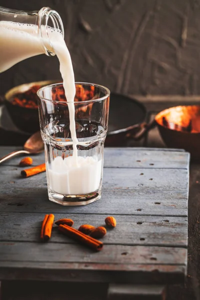Здоровый Выбор Завтраков Гранола Какао Молоком Молочный Стакан Бутылка — стоковое фото