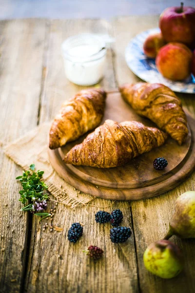 Comida Desayuno Croissants Mesa Con Fruta Fresca — Foto de Stock
