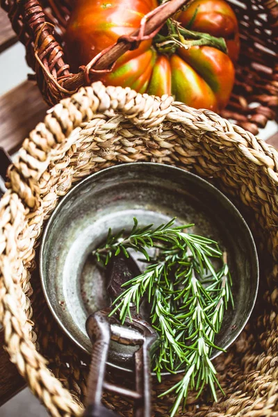 Des Herbes Fraîches Romarin Dans Cadre Rustique — Photo