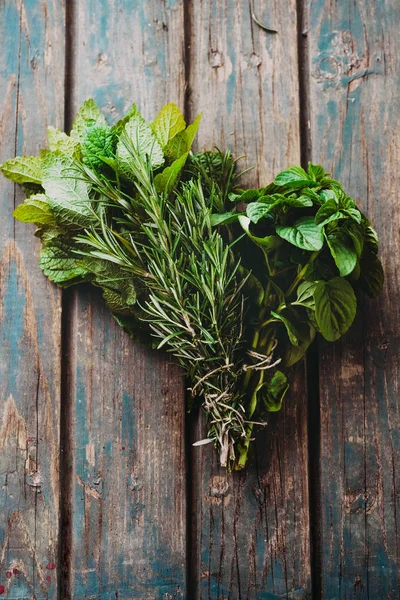 Des Herbes Fraîches Melissa Romarin Menthe Dans Cadre Rustique — Photo