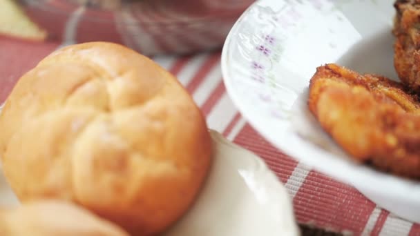 Жареное Мясо Тарелке Картофельными Клинками — стоковое видео
