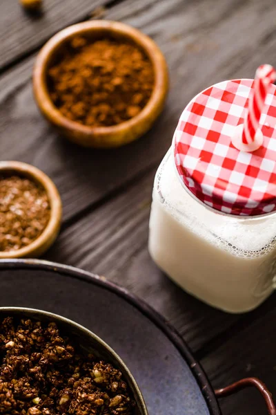 健康的な朝食の品種 ココアとミルクとグラノーラ アーモンドミルクとシリアル — ストック写真