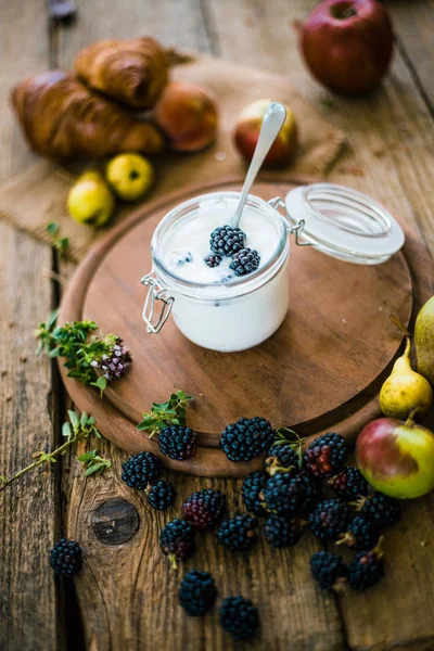 早餐食品 酸奶在桌与新鲜的果子 — 图库照片