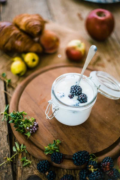 Cibo Colazione Croissant Sul Tavolo Con Frutta Fresca — Foto Stock