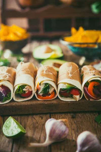 野菜とトルティーヤをラップします メキシコのトルティーヤ ナチョスと野菜のタコス パーティーのフィンガー フード — ストック写真