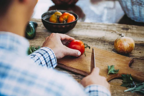 Mâncare Sănătoasă Bucătarul Pregăteşte Salată Legume Alimente Proaspete Casă — Fotografie, imagine de stoc