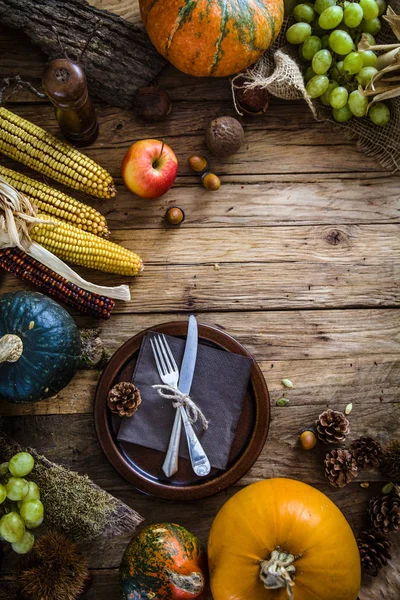 Cena Acción Gracias Fruta Otoño Con Plato Cubiertos Fondo Otoño — Foto de Stock