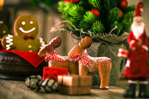 Weihnachtsdekoration Weihnachtsmann Und Rentier Mit Weihnachtsbaum Geschenken Und Lebkuchenmann — Stockfoto