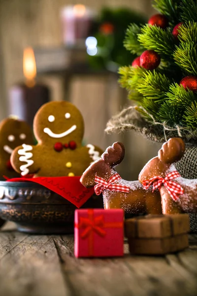 Juldekoration Jultomten Och Renar Med Granen Presenter Och Pepparkaksgubbe — Stockfoto