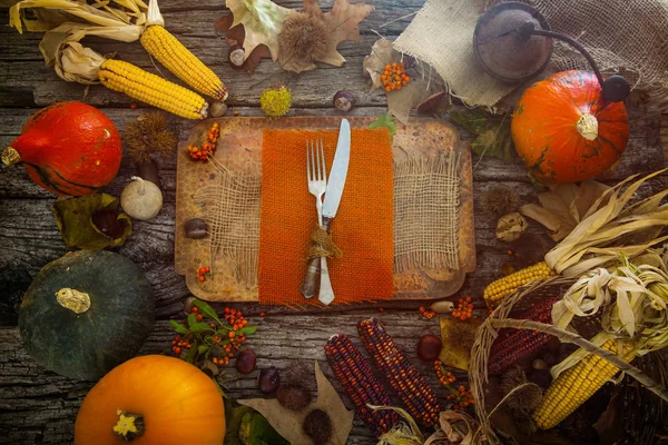 感謝祭のディナー お皿やカトラリーの秋の果物 感謝祭秋背景 — ストック写真