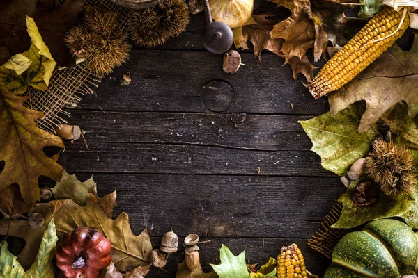 感謝祭のディナー お皿やカトラリーの秋の果物 感謝祭秋背景 — ストック写真