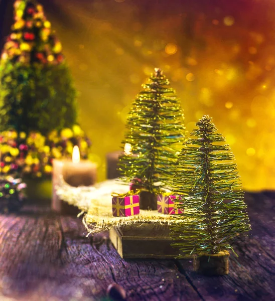 古朴的圣诞装饰 圣诞树 蜡烛和礼物 — 图库照片
