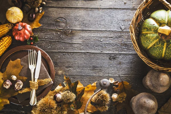 Cena Acción Gracias Fruta Otoño Con Plato Cubiertos Fondo Otoño —  Fotos de Stock