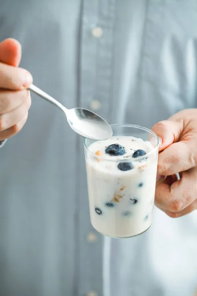 Gesunde Frühstücksvielfalt Joghurt Mit Früchten Und Samen Mann Mit Frühstück — Stockfoto