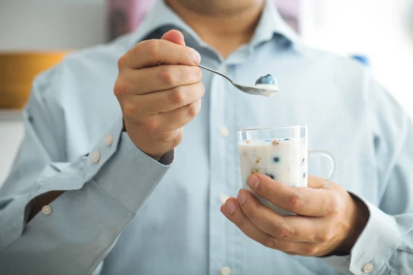 Variedad Desayuno Saludable Yogur Con Frutas Semillas Hombre Con Desayuno —  Fotos de Stock