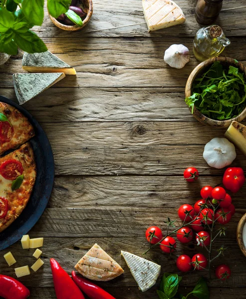 Pizza Trä Med Ingredienser Pizza Med Ost Tomater Och Basilika — Stockfoto
