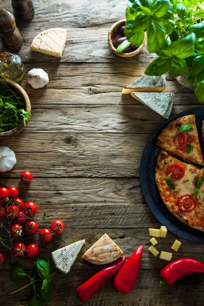 Pizza Trä Med Ingredienser Pizza Med Ost Tomater Och Basilika — Stockfoto