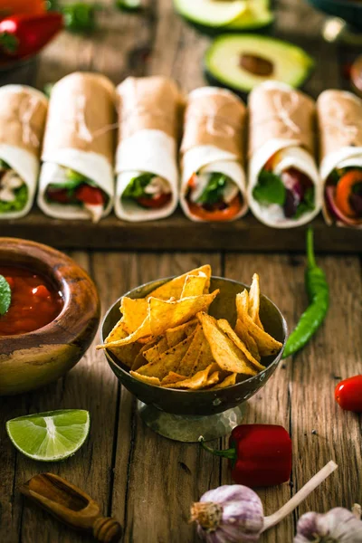 Tortilla Wraps Med Grönsaker Mexikanska Tortillas Tacos Med Nachos Och — Stockfoto
