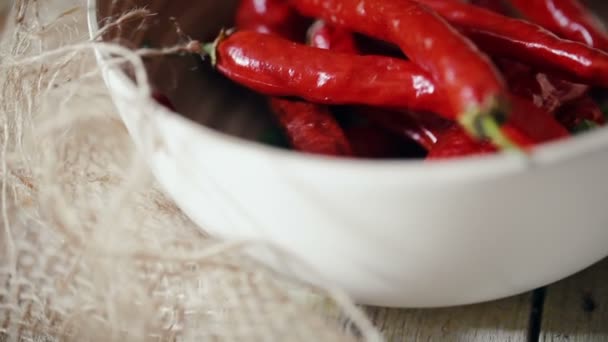 Detailní Záběr Záběr Čerstvých Organických Červené Chilli Papričky Mísa — Stock video