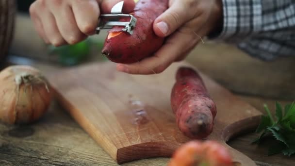 男性の手は サツマイモや山芋をはがします 1080 — ストック動画