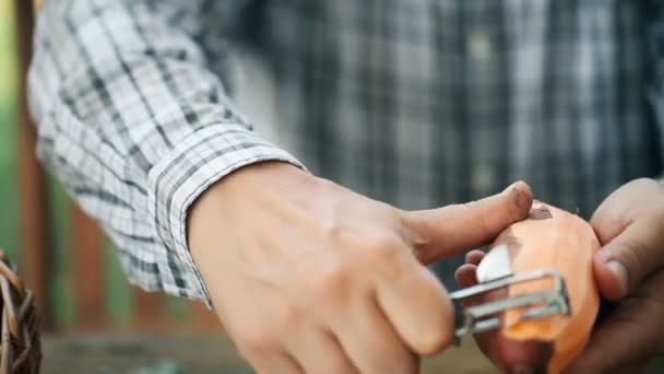 Мужские Руки Чистят Сладкий Картофель Батат 1080P — стоковое видео