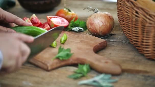 Uomo Sta Tagliando Pepe Paprica Biologico Fresco Insalata — Video Stock