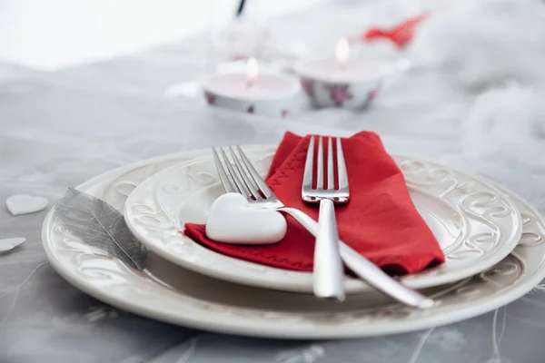 Table Saint Valentin Assiette Avec Deux Fourchettes Des Cœurs Dîner — Photo